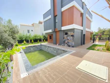 Freistehende Luxusvilla Zum Verkauf 3 In 1 Mit Pool 100 M Zum Strand Von Ürkmez