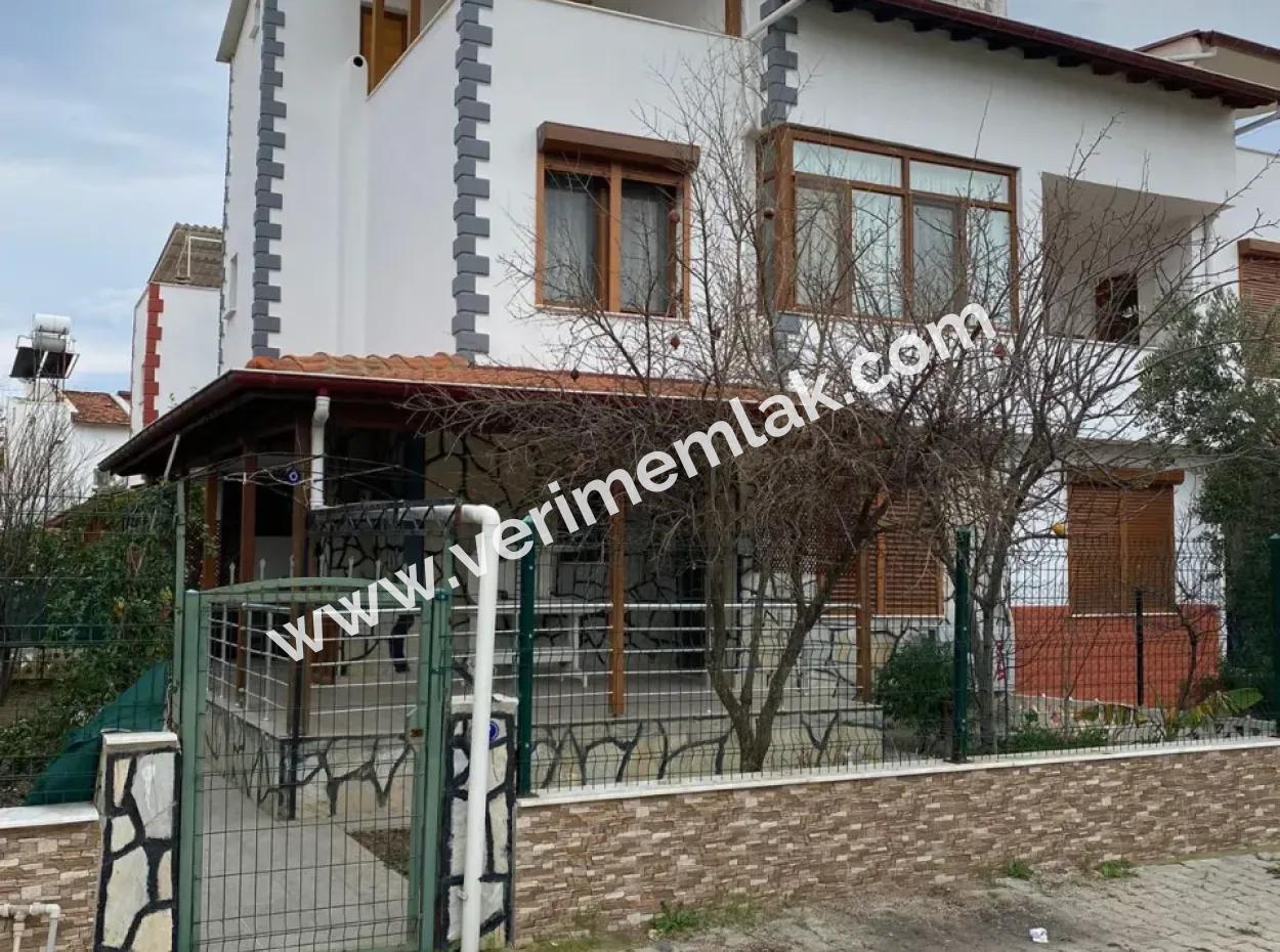 Doğanbey De Siteiçinde Bahçeli Deniz Yakın Satılık 4+1 Villa