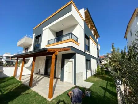 Doğanbey De Geniş Bahçeli Denize 300 M2 Mesafede Satılık 3+1 Villa