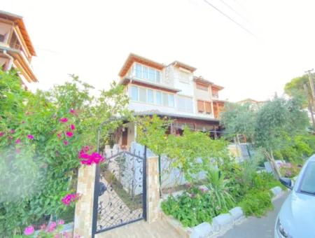 Doğanbey De Deniz Yakın Siteiçinde Satılık 5+1 Villa