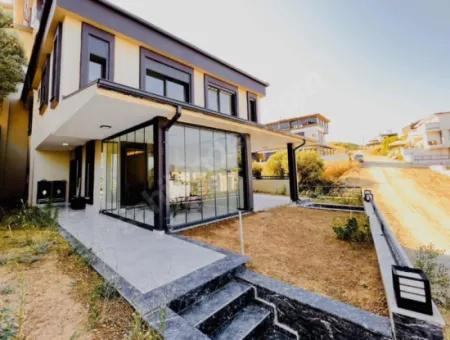 Doğanbey De Full Deniz Manzaralı Bahçeli Satılık 2+1 Villa