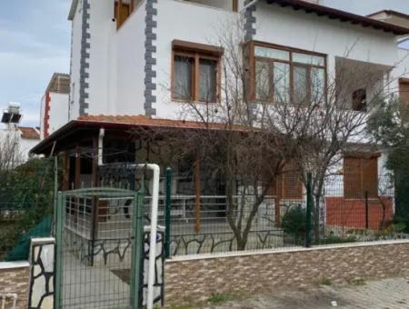 Doğanbey De Siteiçinde Bahçeli Deniz Yakın Satılık 4+1 Villa