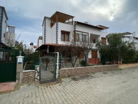 Doğanbey De Siteiçinde Bahçeli Deniz Yakın Satılık 4+1 Villa