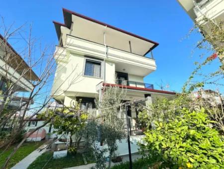 Ürkmez De Denize Yakın Müstakil Satılık 4+1 Villa